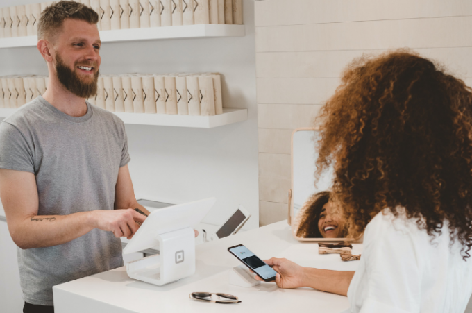 Comment le niveau de satisfaction client influence-t-il la recherche de prospects ?