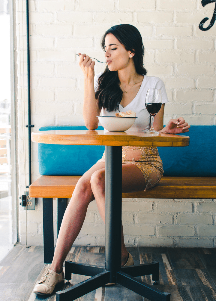Femme déjeunant au restaurant